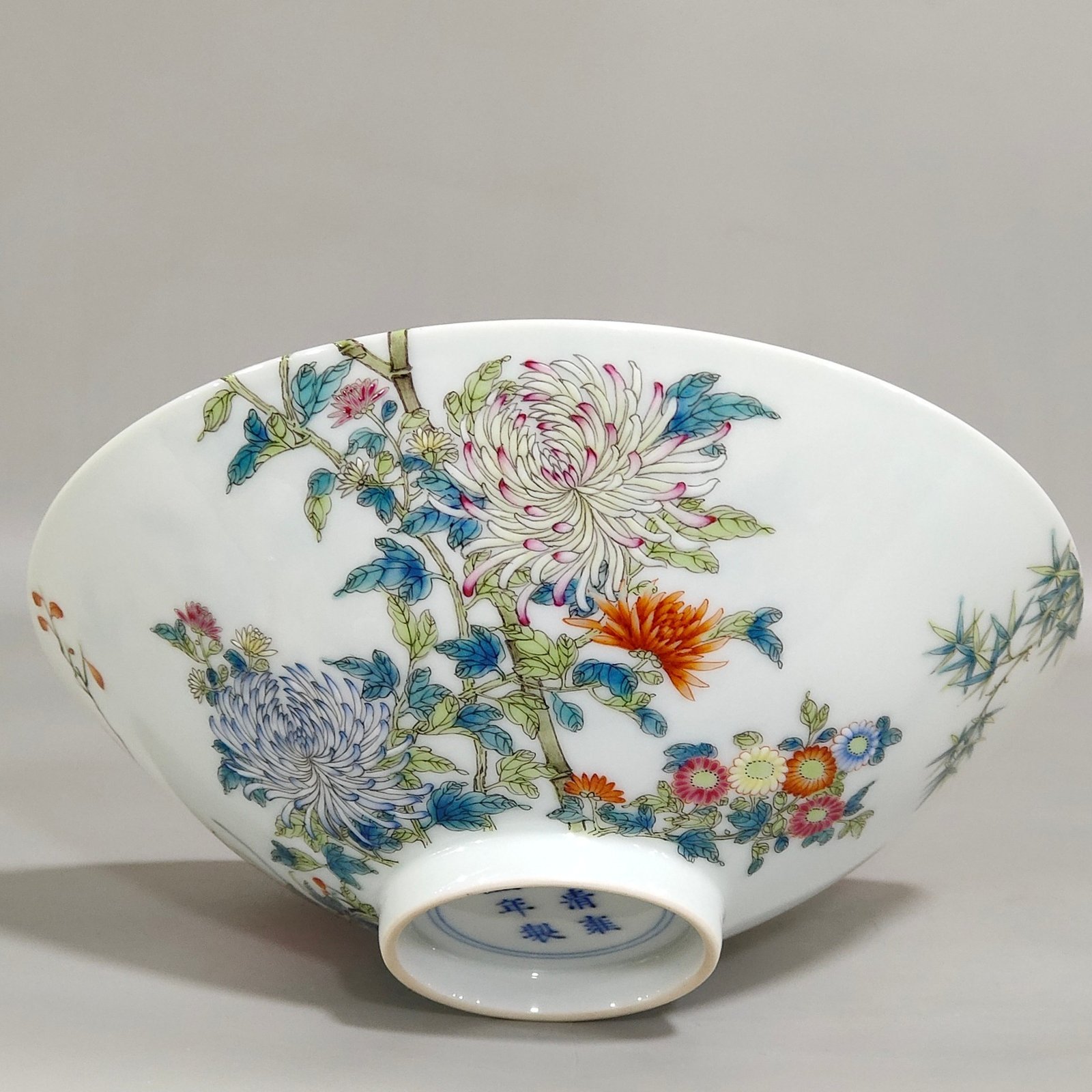 Qing Dynasty Yongzheng chrysanthemum bamboo flower and bird bamboo hat bowl
