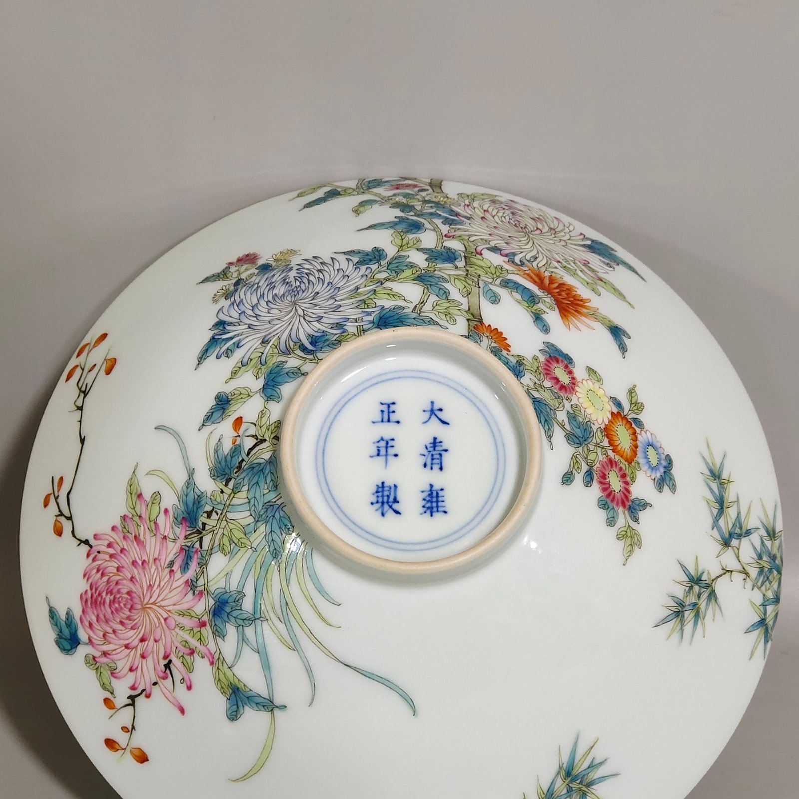 Qing Dynasty Yongzheng chrysanthemum bamboo flower and bird bamboo hat bowl