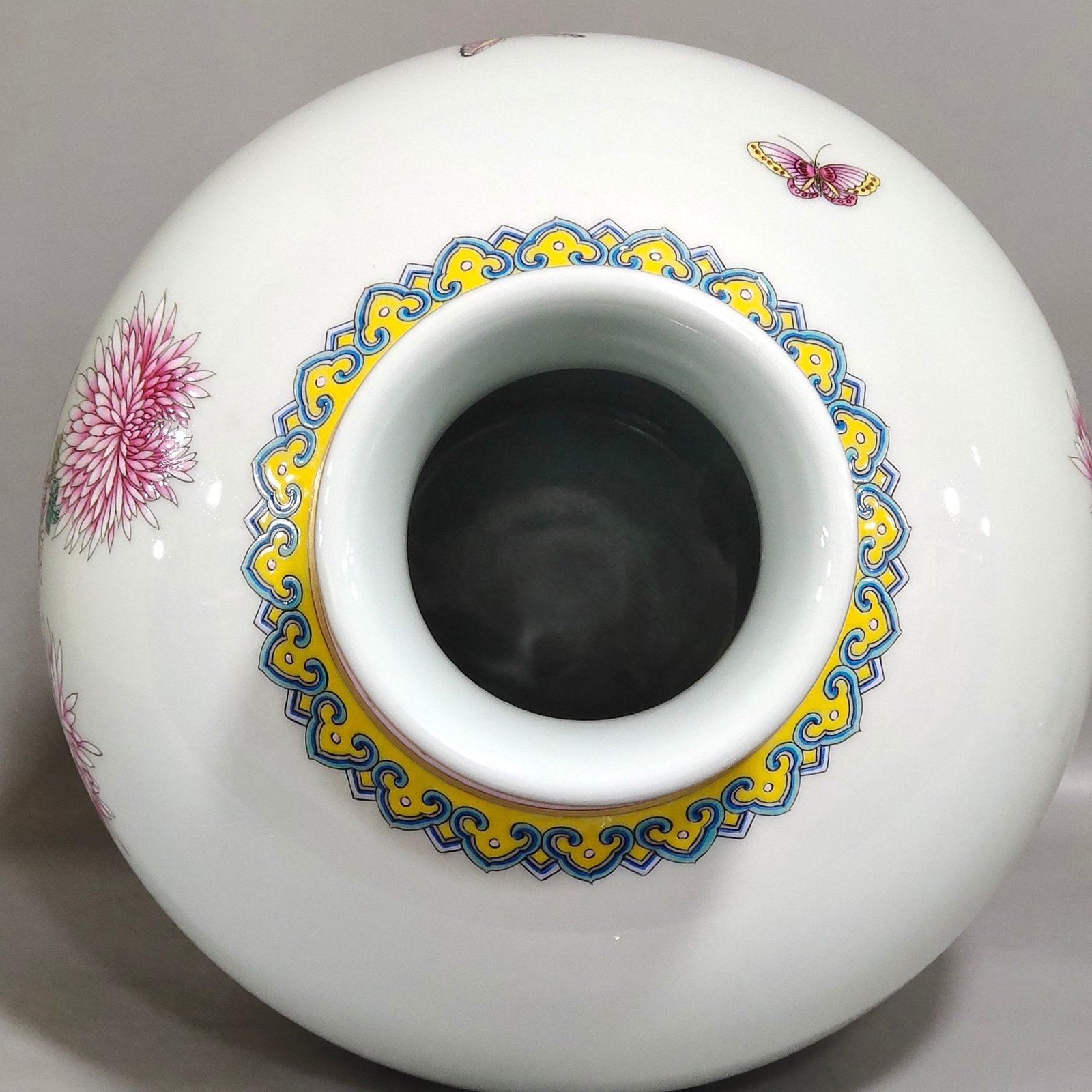 Qing Dynasty Yongzheng chrysanthemum poem vase