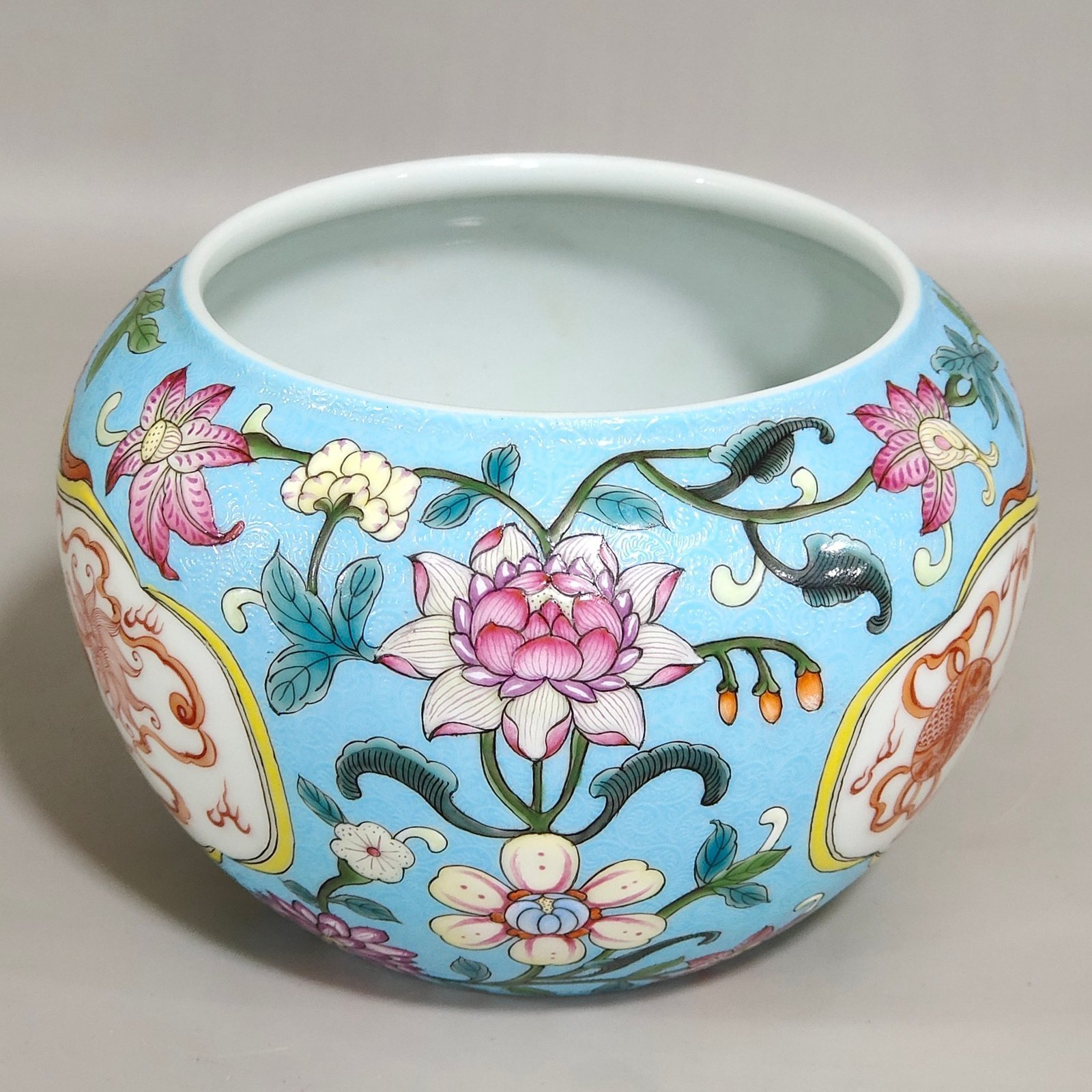 Qing Dynasty Yongzheng Blue Land Xipanlian Open Window Gonghong Shishimanruyi Brush Wash