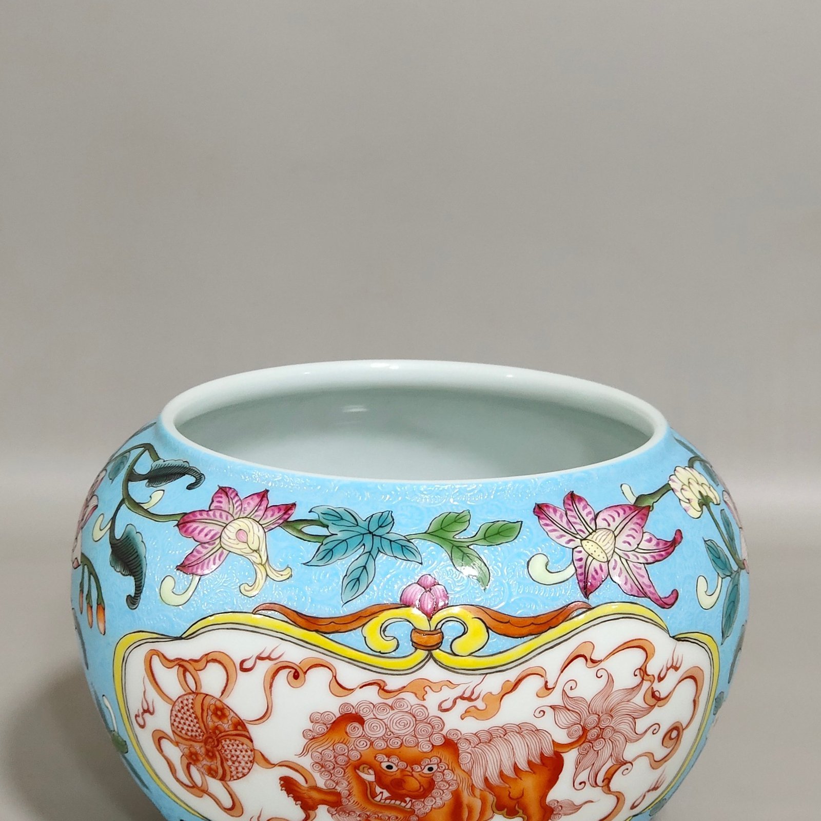 Qing Dynasty Yongzheng Blue Land Xipanlian Open Window Gonghong Shishimanruyi Brush Wash