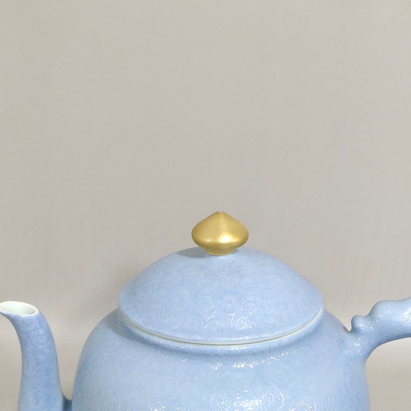 Qing Dynasty Yongzheng blue-glazed peach flower teapot