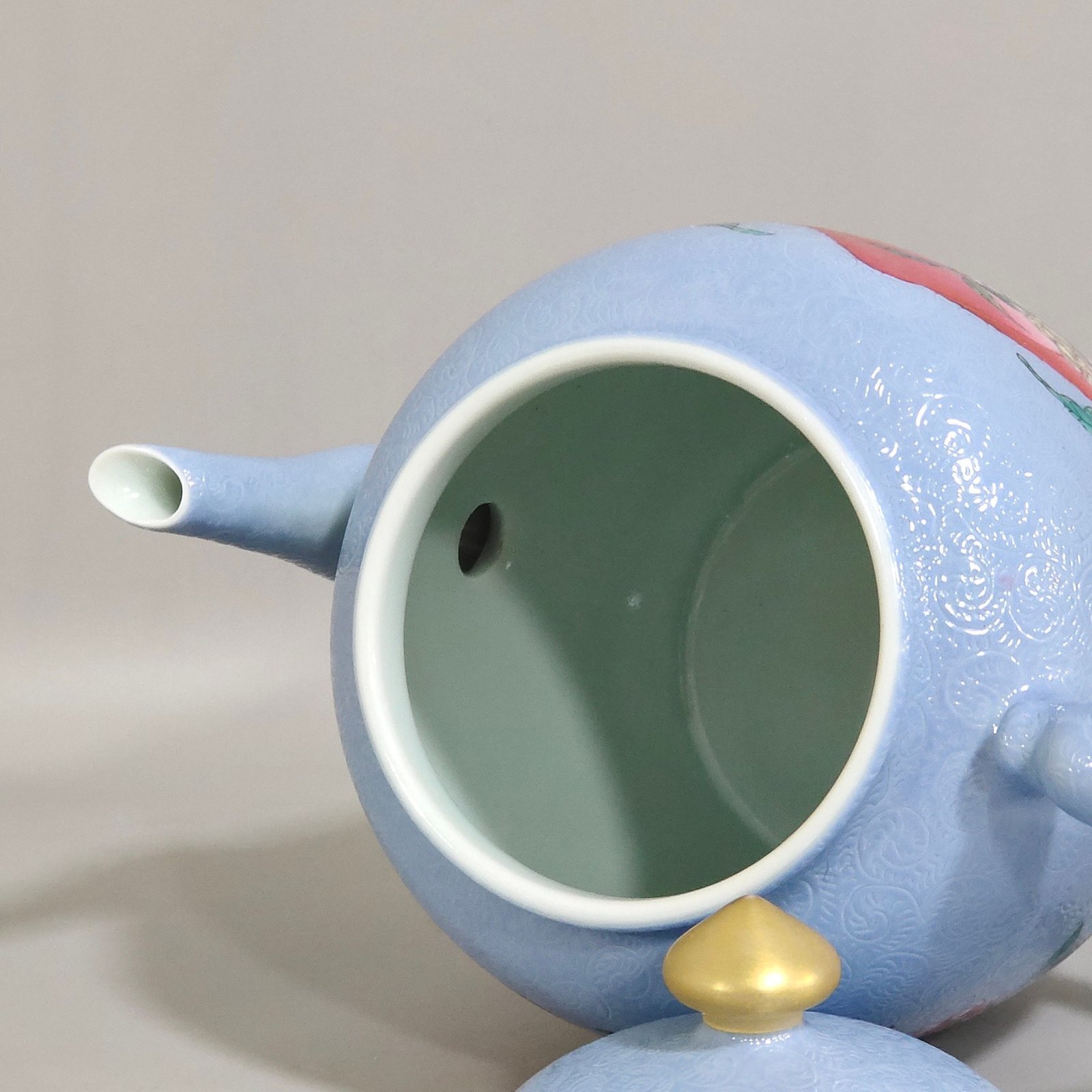 Qing Dynasty Yongzheng blue-glazed peach flower teapot
