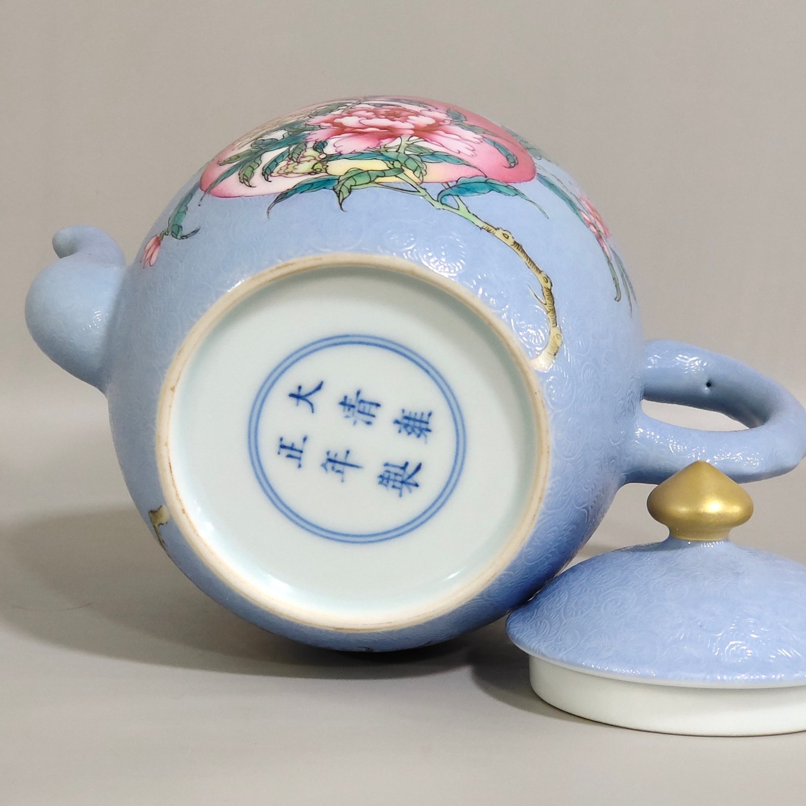 Qing Dynasty Yongzheng blue-glazed peach flower teapot