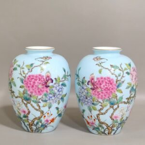 Qing Dynasty Yongzheng blue glaze flower and butterfly thin vase