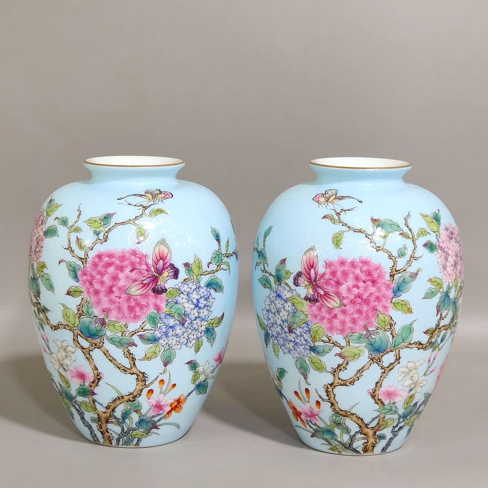 Qing Dynasty Yongzheng blue glaze flower and butterfly thin vase
