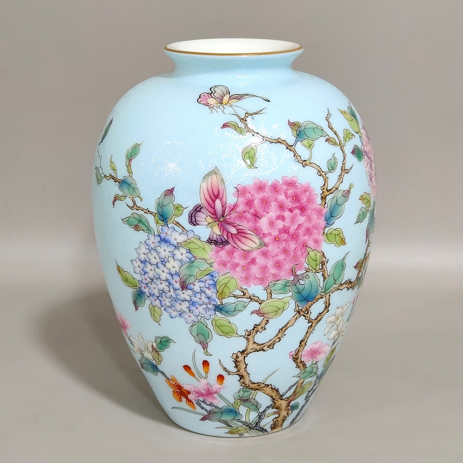 Qing Dynasty Yongzheng blue glaze flower and butterfly thin vase