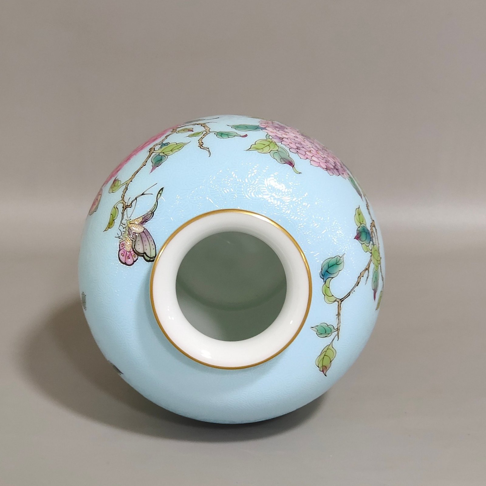 Qing Dynasty Yongzheng blue glaze flower and butterfly thin vase