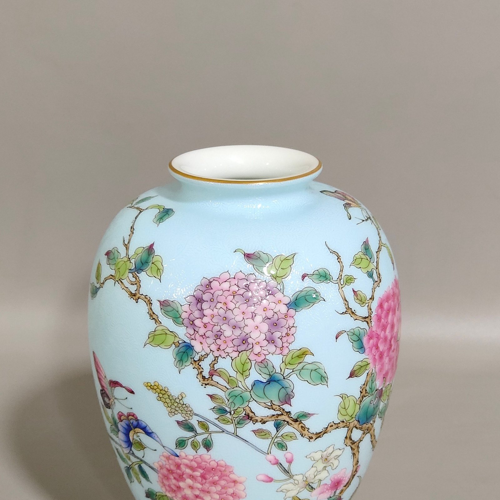 Qing Dynasty Yongzheng blue glaze flower and butterfly thin vase