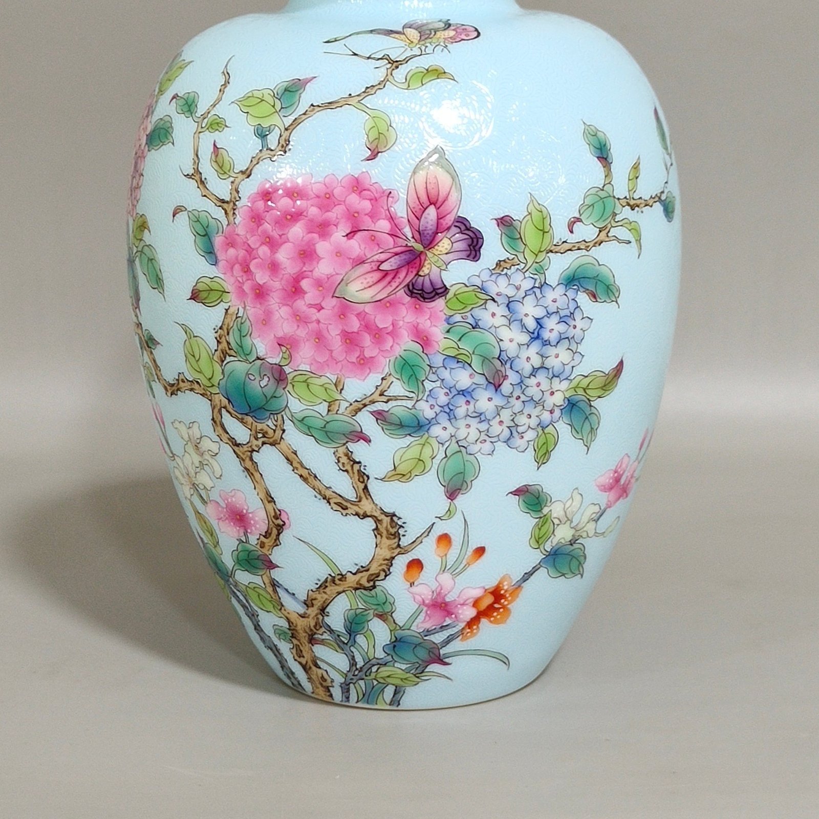 Qing Dynasty Yongzheng blue glaze flower and butterfly thin vase