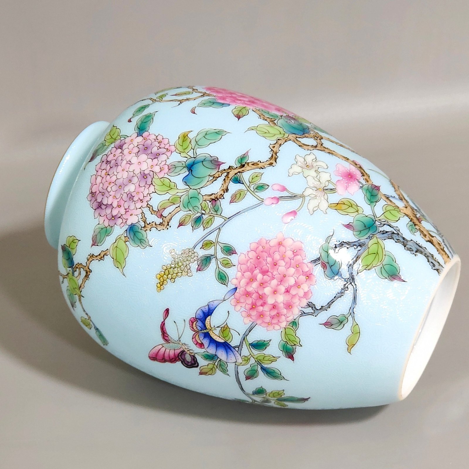 Qing Dynasty Yongzheng blue glaze flower and butterfly thin vase