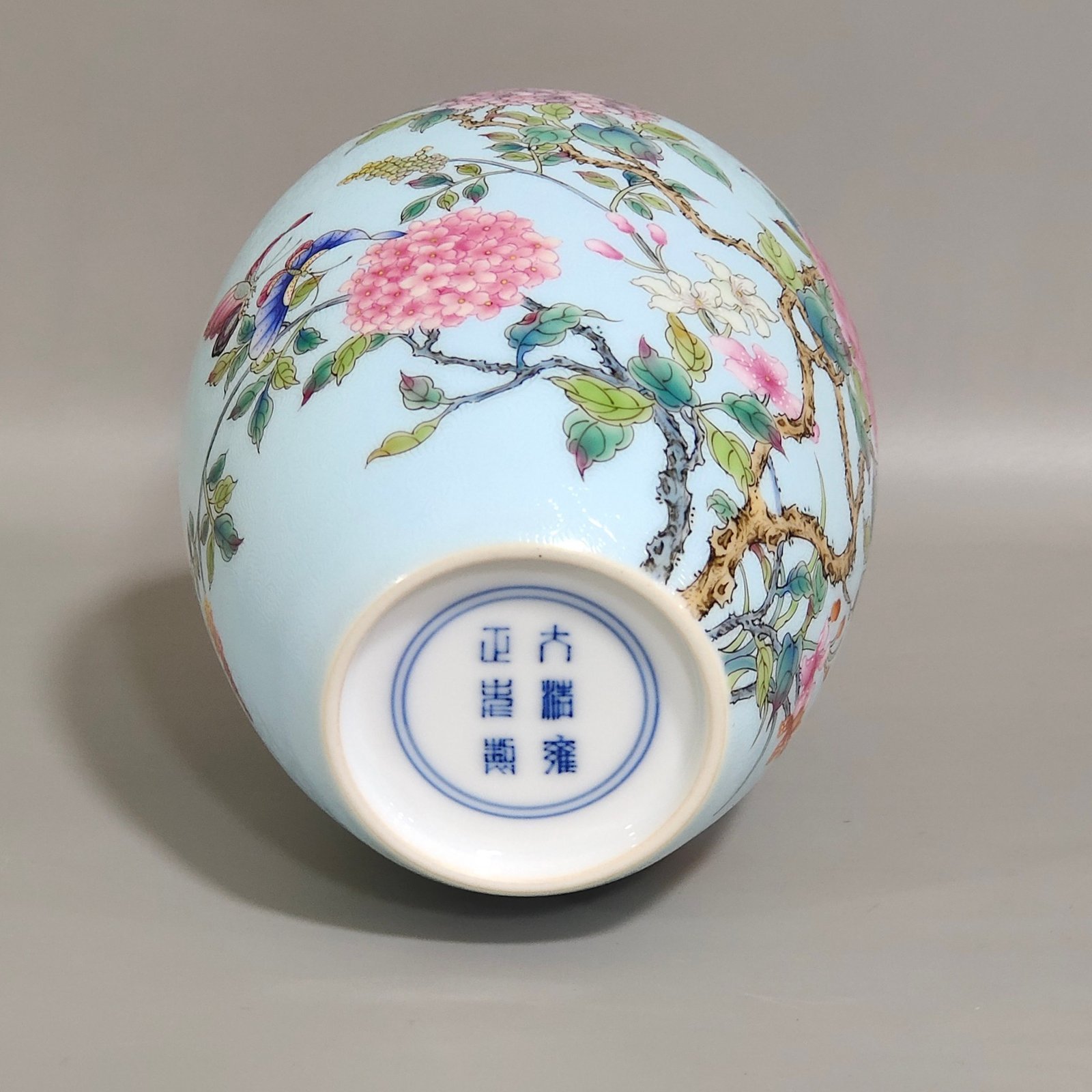 Qing Dynasty Yongzheng blue glaze flower and butterfly thin vase