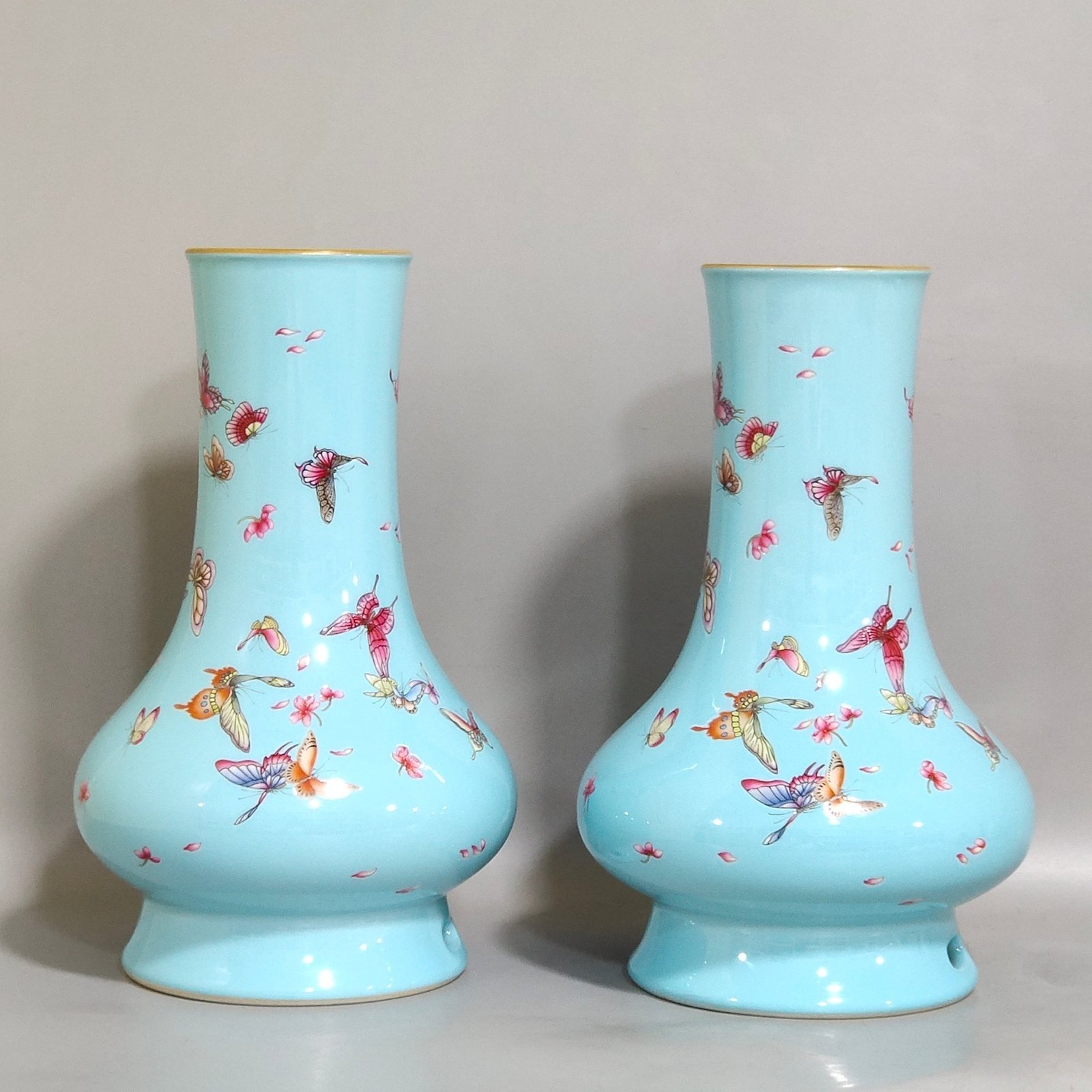 Qing Dynasty Yongzheng blue glaze butterfly vase