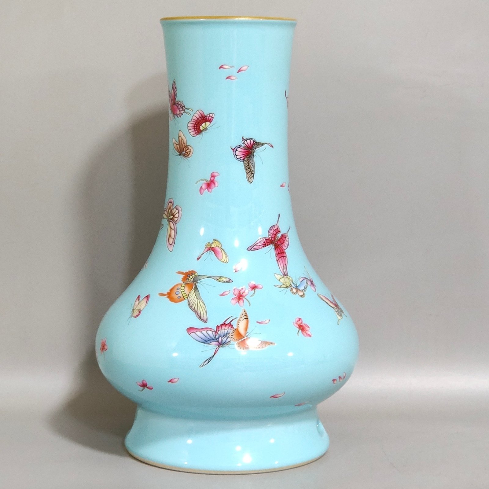 Qing Dynasty Yongzheng blue glaze butterfly vase