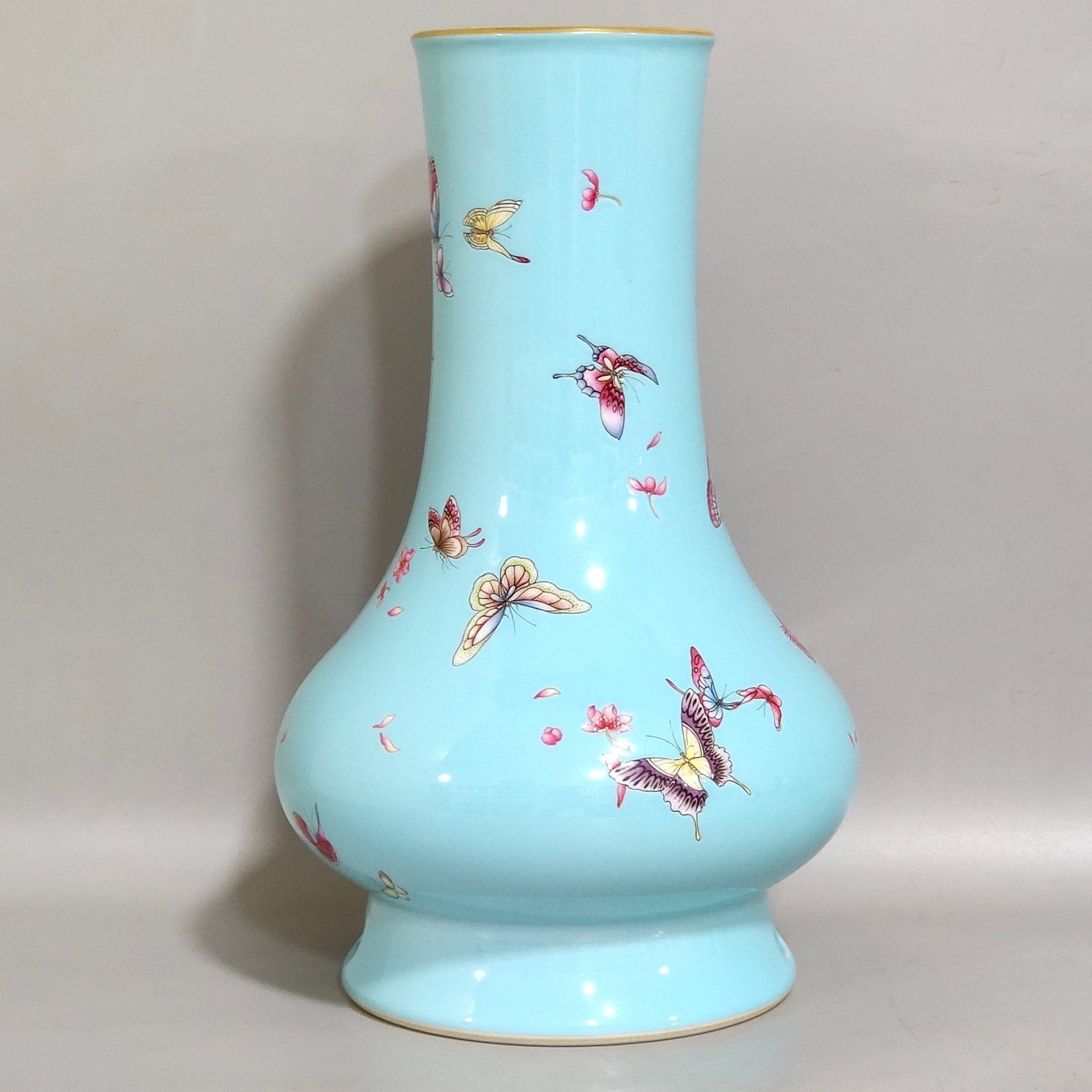 Qing Dynasty Yongzheng blue glaze butterfly vase