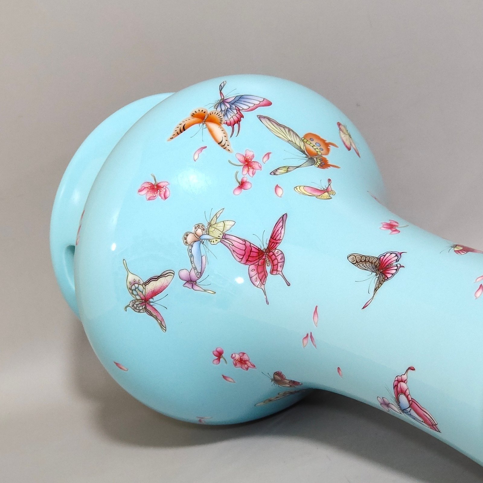 Qing Dynasty Yongzheng blue glaze butterfly vase