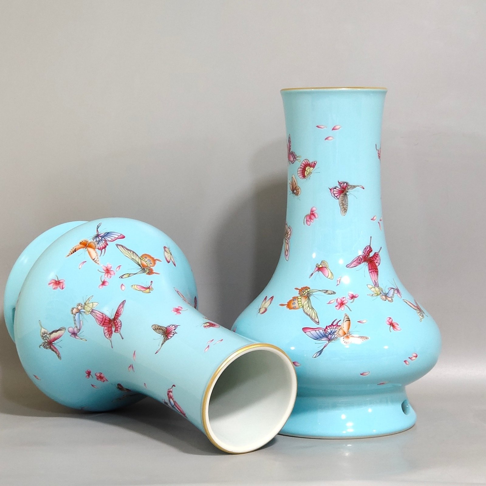 Qing Dynasty Yongzheng blue glaze butterfly vase