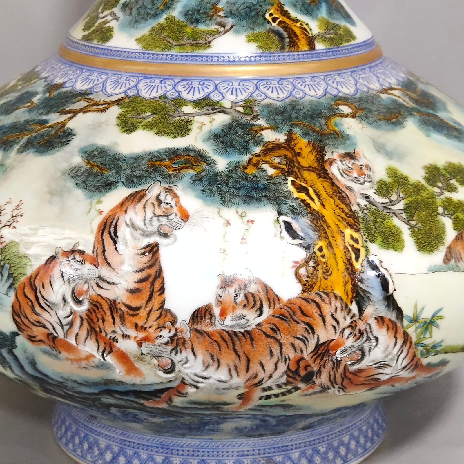 Qing Dynasty Yongzheng Huhushengwei flat belly vase