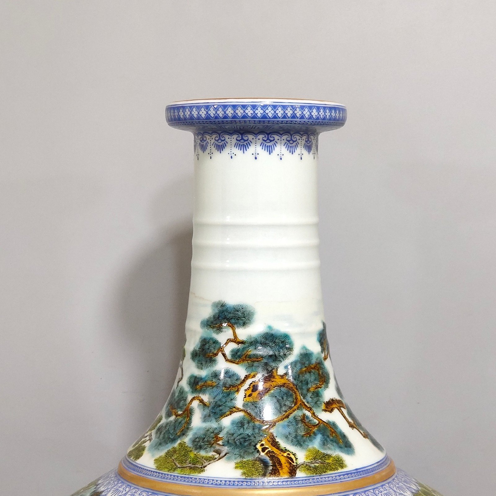Qing Dynasty Yongzheng Huhushengwei flat belly vase