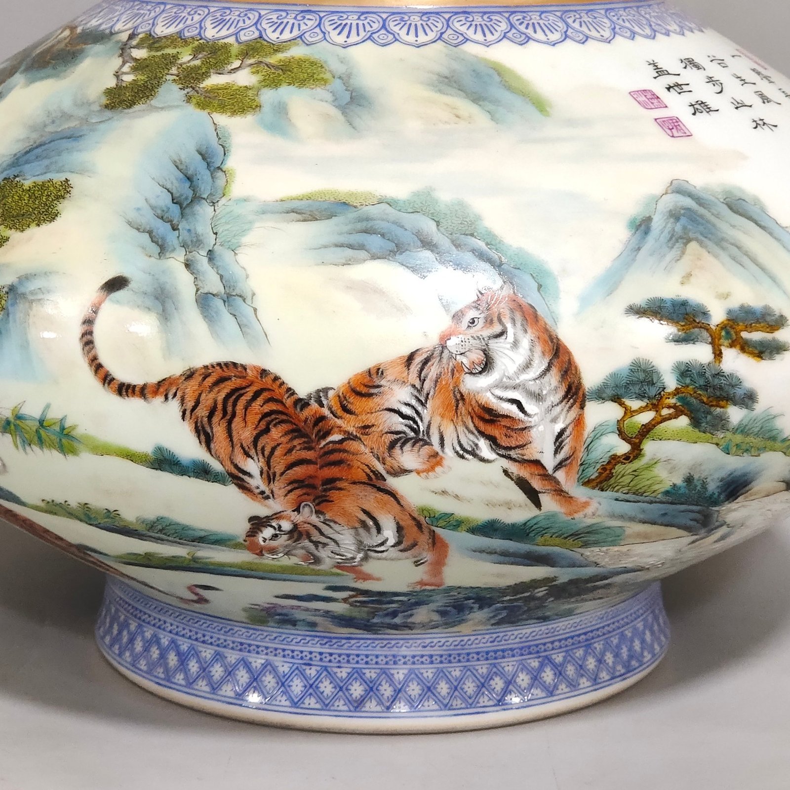 Qing Dynasty Yongzheng Huhushengwei flat belly vase