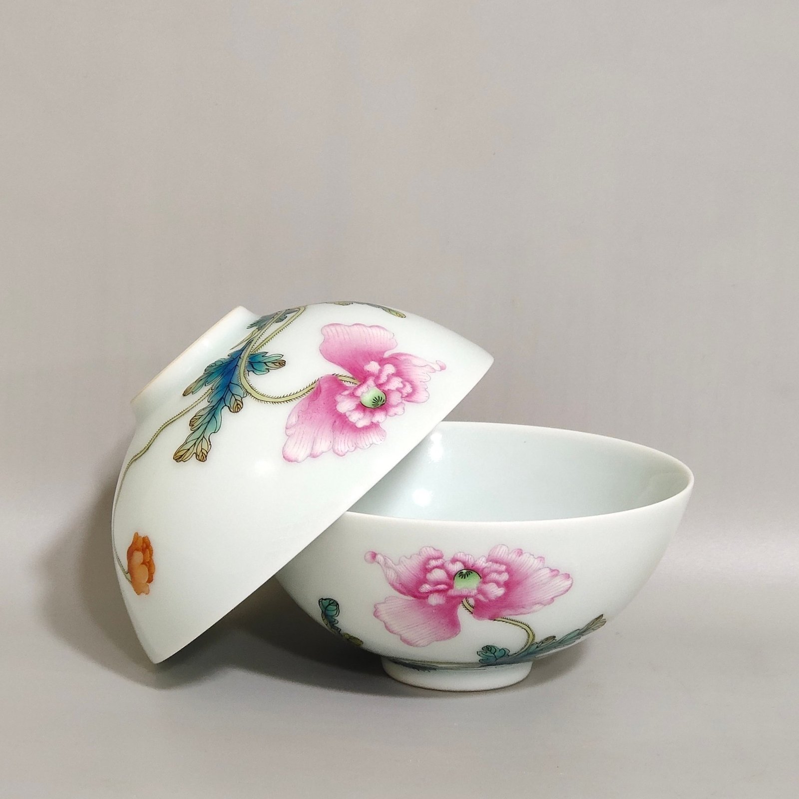 Qing Dynasty Yongzheng poppy tea round with plum blossom inside