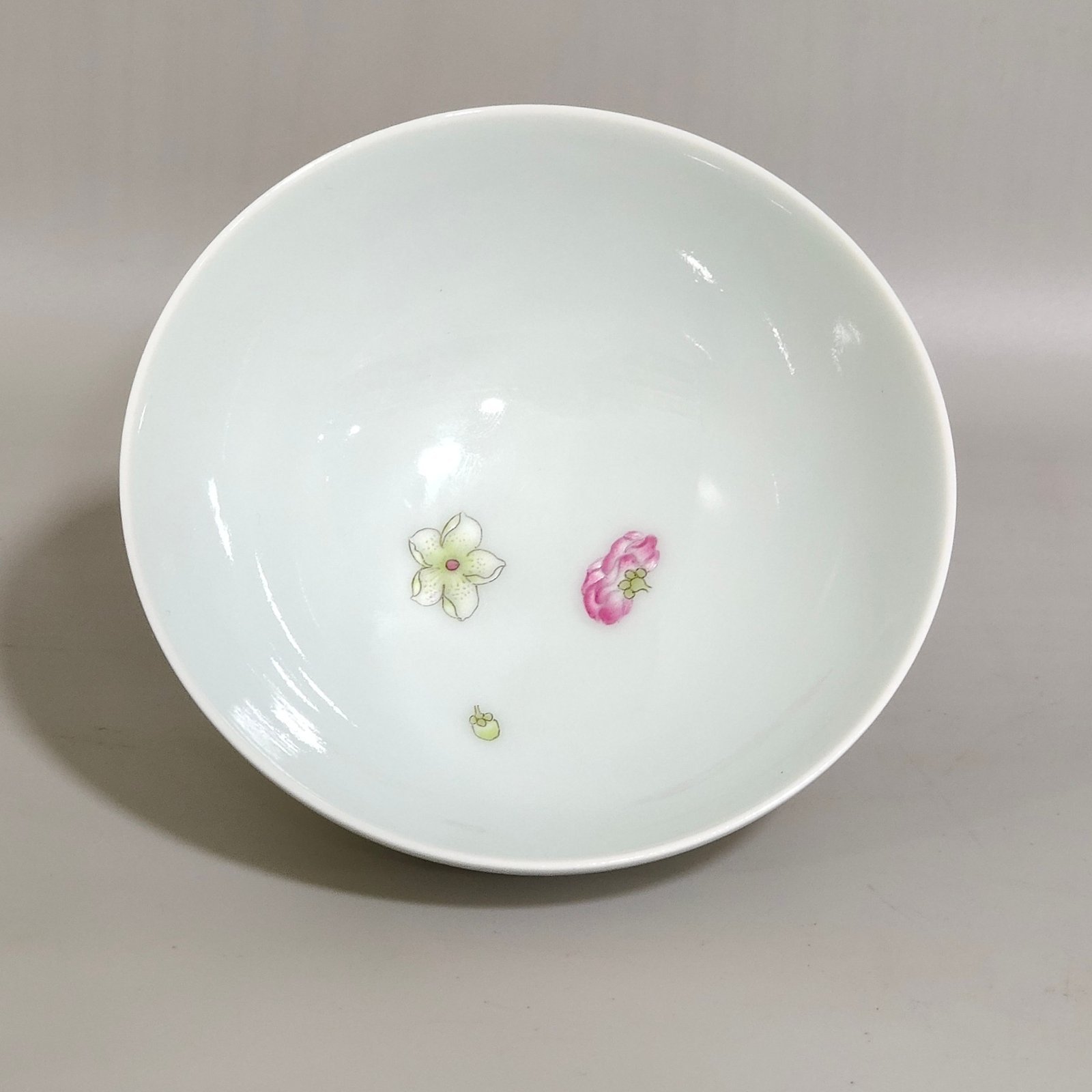 Qing Dynasty Yongzheng poppy tea round with plum blossom inside