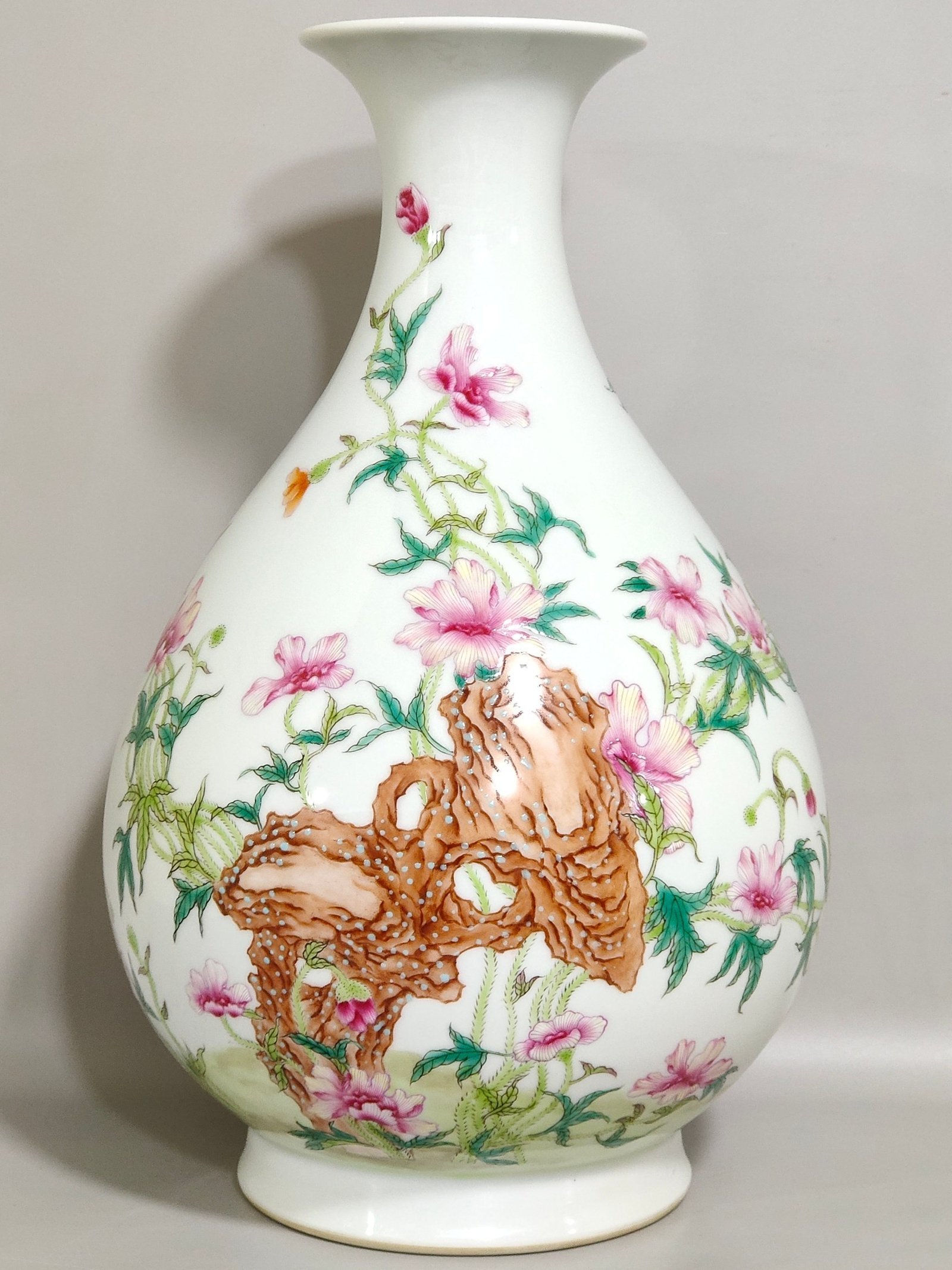 Qing Dynasty Yongzheng poppy jade pot and spring vase