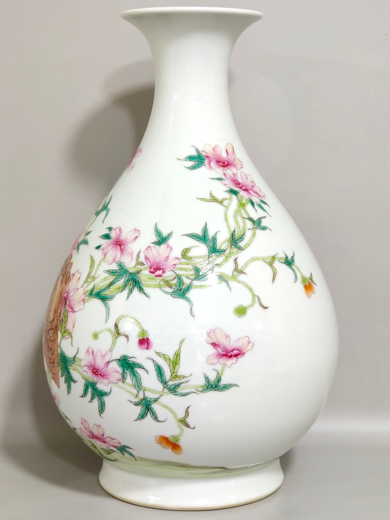 Qing Dynasty Yongzheng poppy jade pot and spring vase