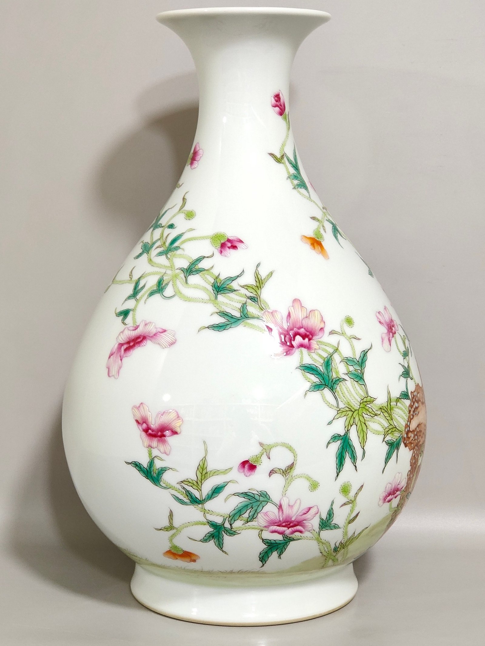 Qing Dynasty Yongzheng poppy jade pot and spring vase
