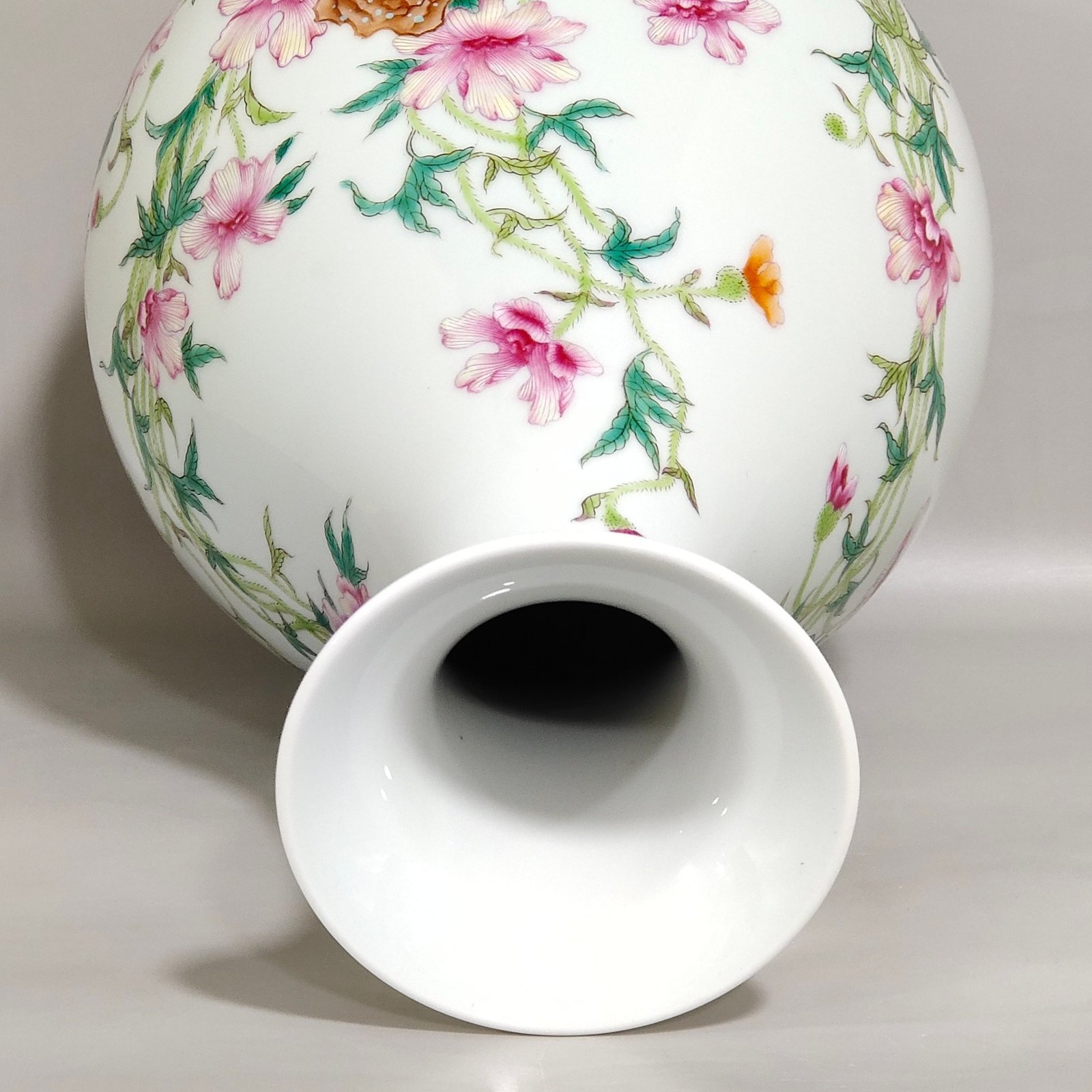 Qing Dynasty Yongzheng poppy jade pot and spring vase