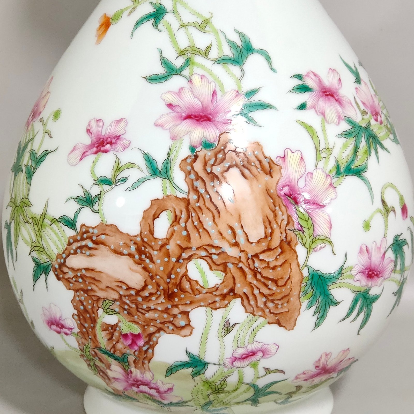 Qing Dynasty Yongzheng poppy jade pot and spring vase