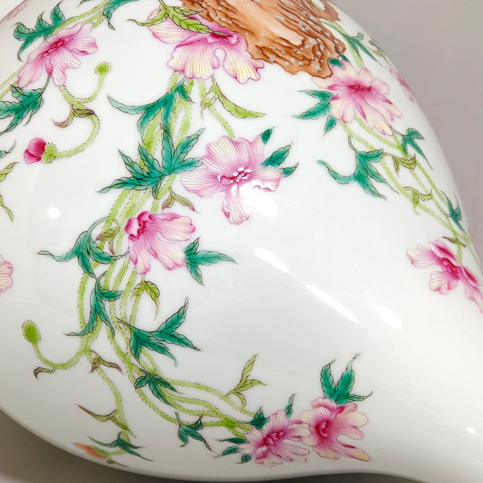 Qing Dynasty Yongzheng poppy jade pot and spring vase