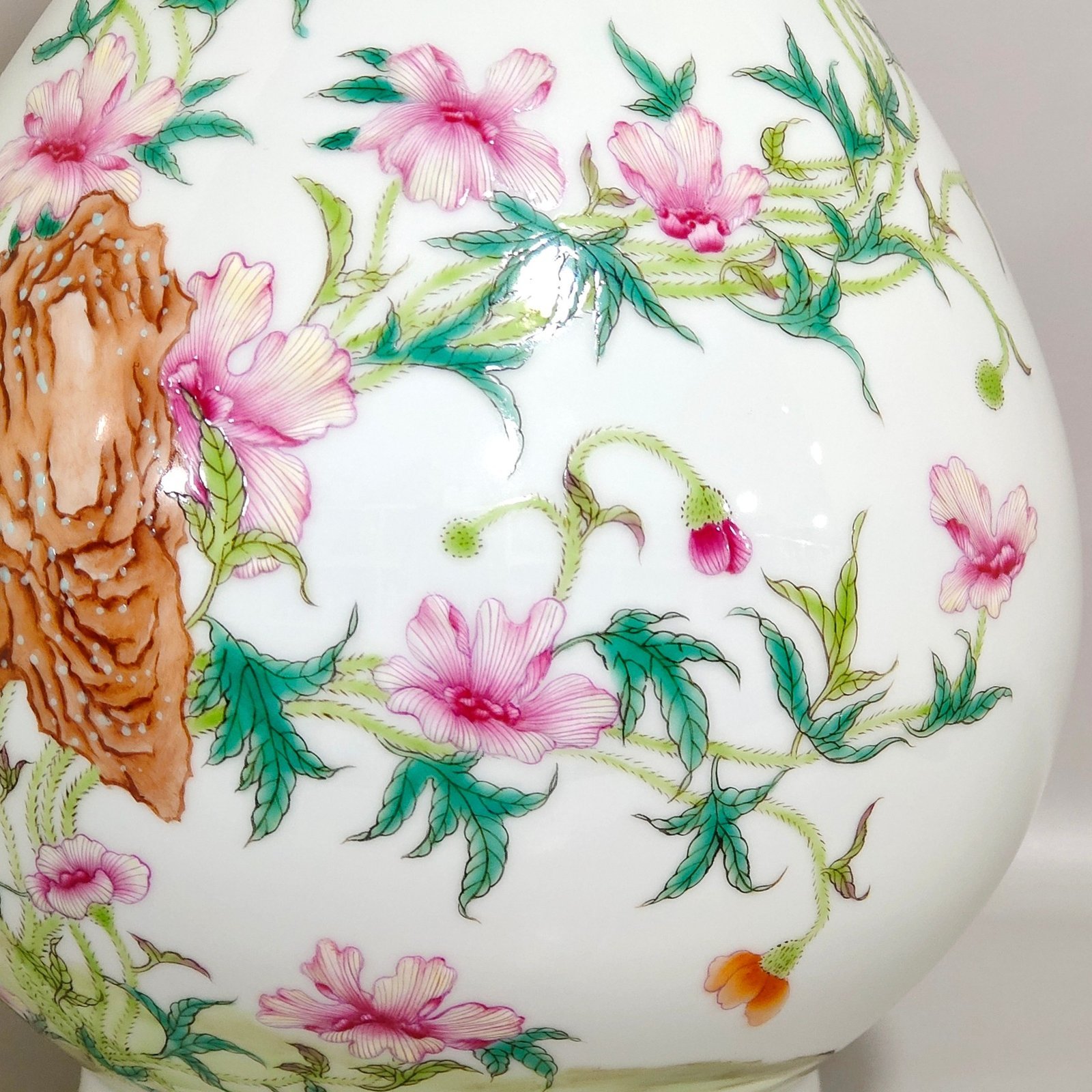 Qing Dynasty Yongzheng poppy jade pot and spring vase