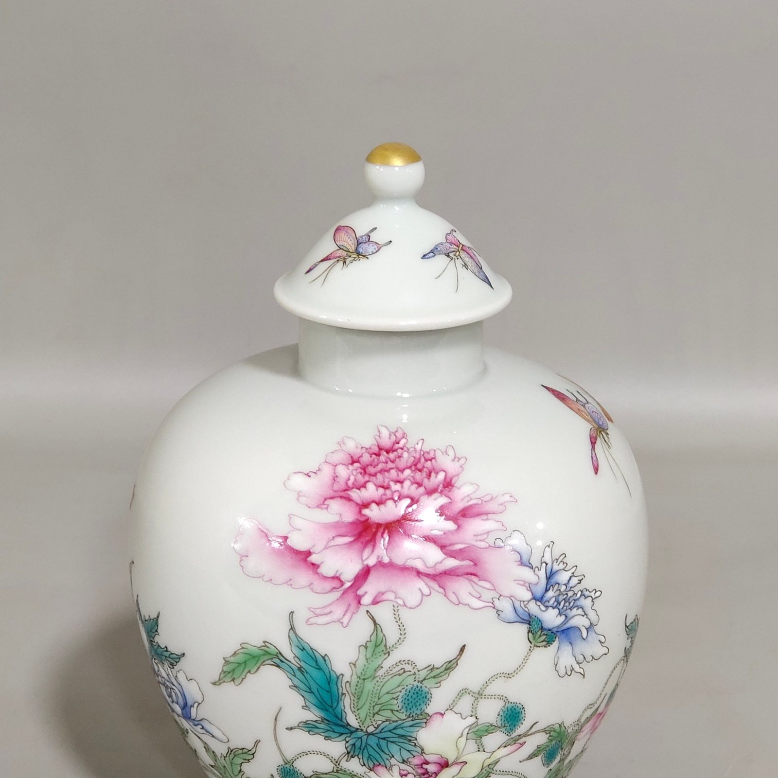 Qing Dynasty Yongzheng famille rose porcelain poppy tea can