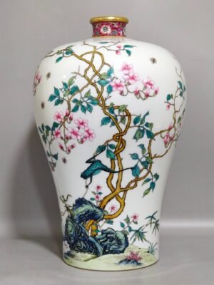 Qing Dynasty Yongzheng insect interesting plum vase