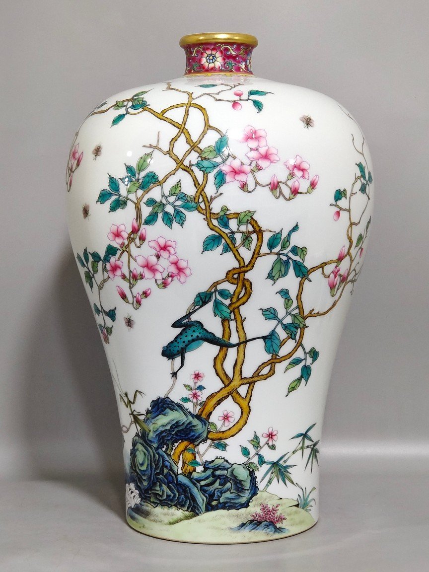 Qing Dynasty Yongzheng insect interesting plum vase