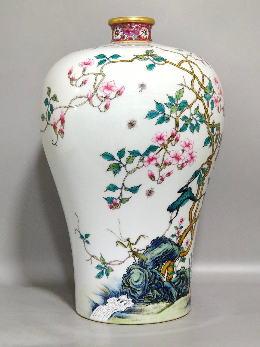 Qing Dynasty Yongzheng insect interesting plum vase