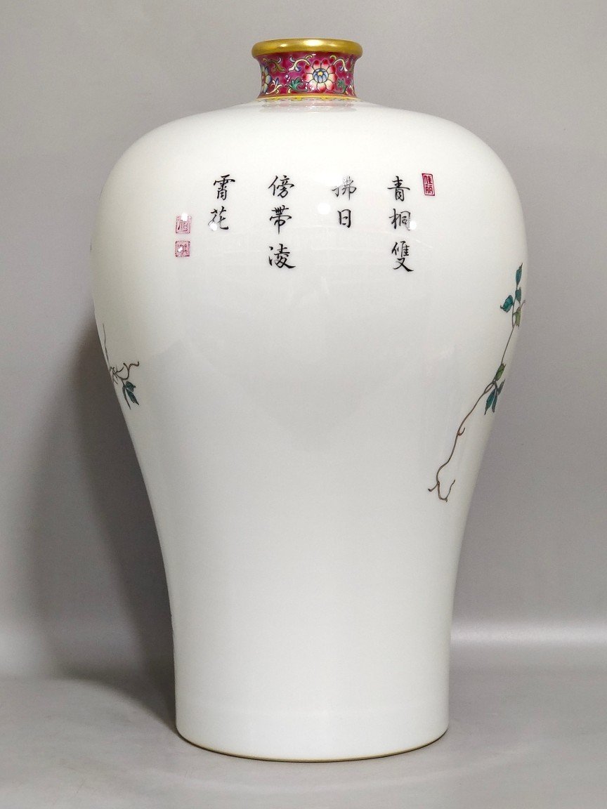 Qing Dynasty Yongzheng insect interesting plum vase