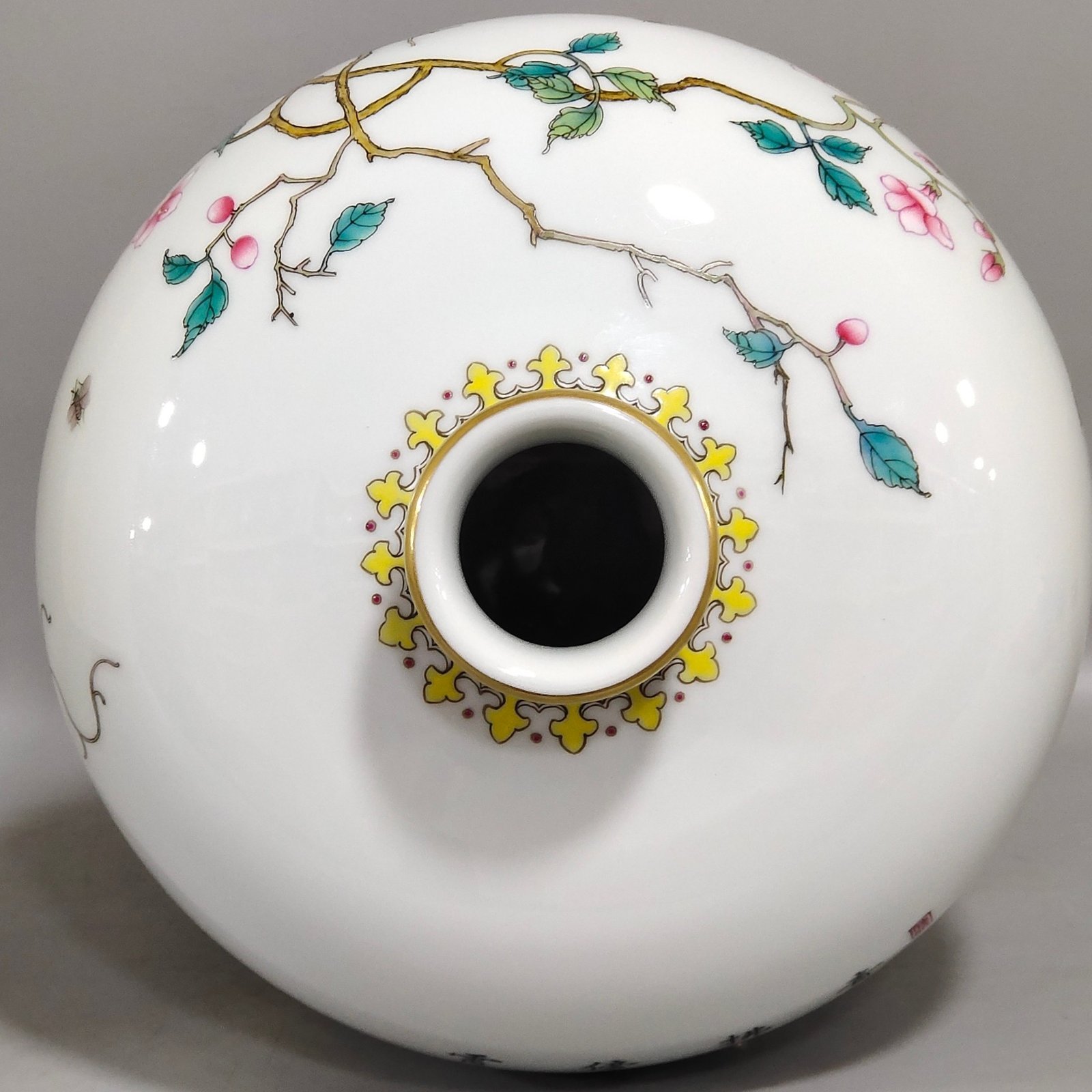 Qing Dynasty Yongzheng insect interesting plum vase
