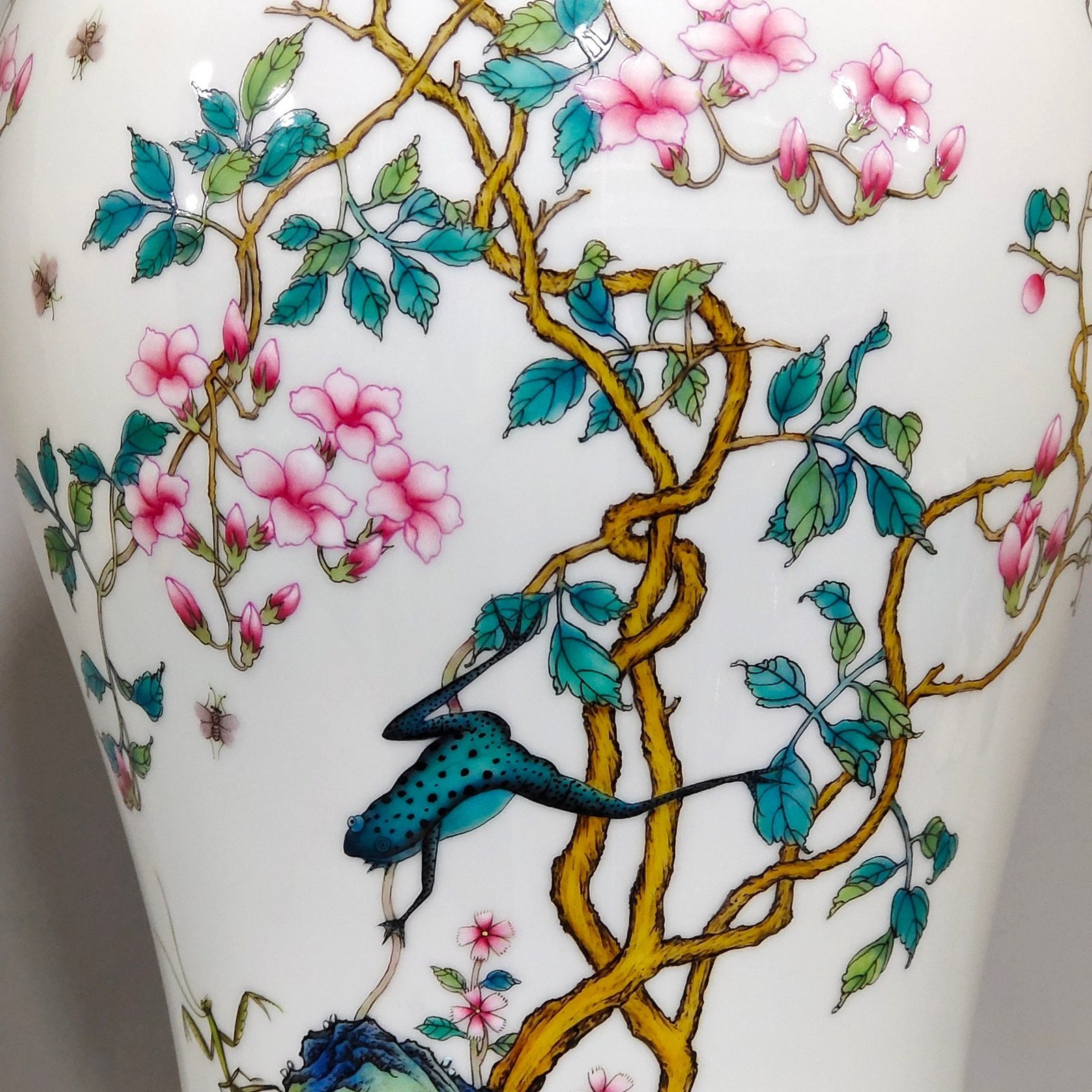 Qing Dynasty Yongzheng insect interesting plum vase