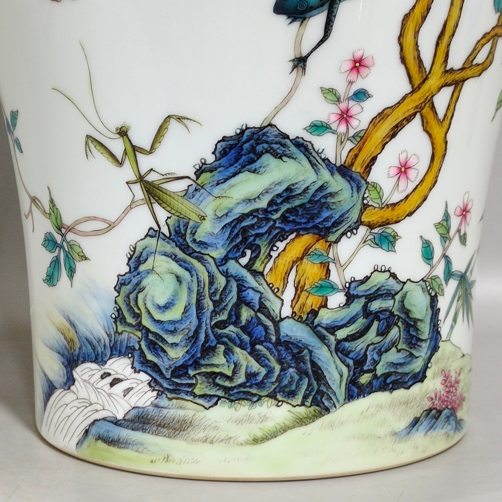 Qing Dynasty Yongzheng insect interesting plum vase