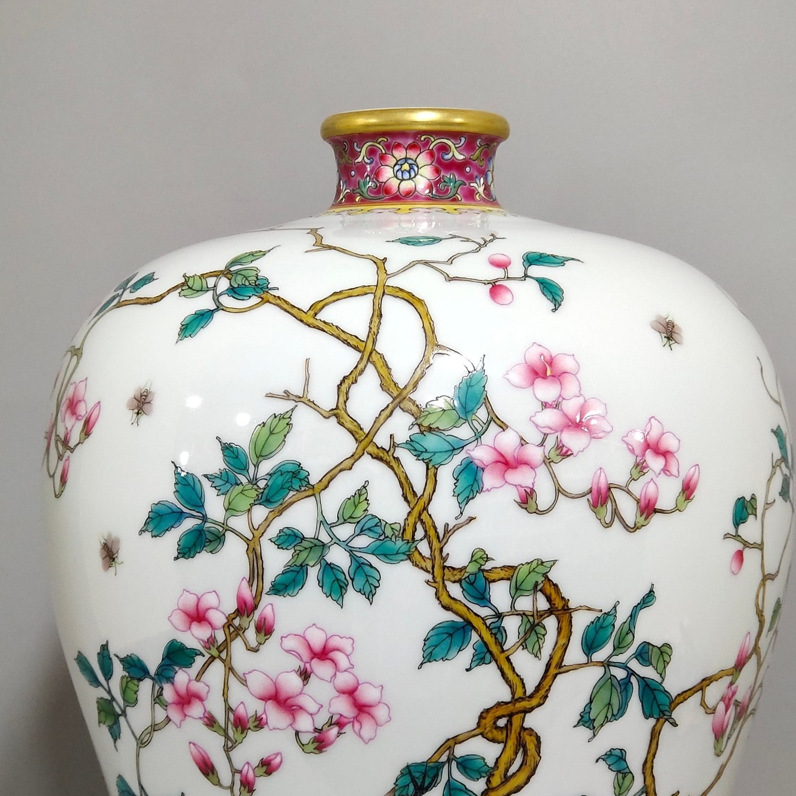Qing Dynasty Yongzheng insect interesting plum vase
