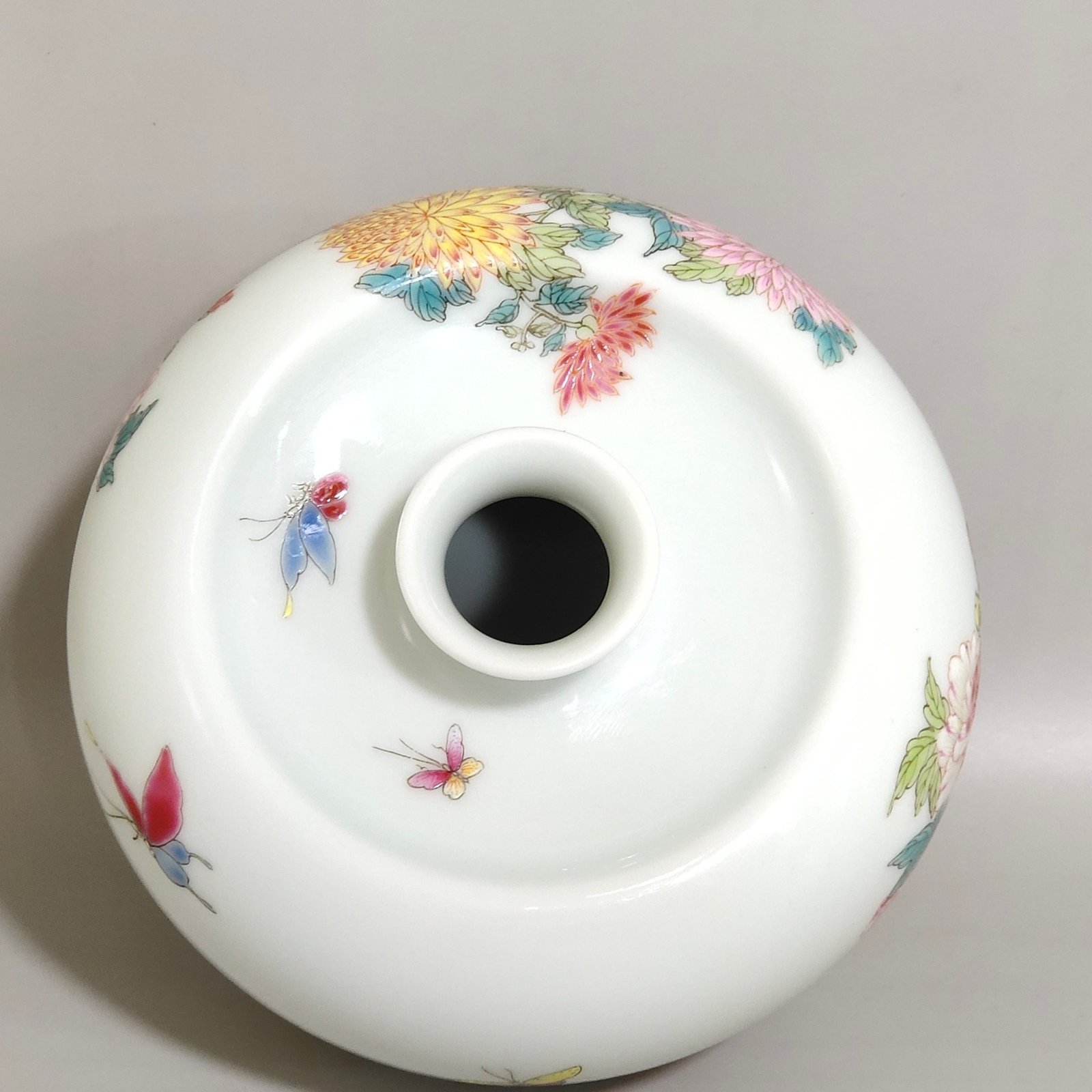 Qing Dynasty Yongzheng butterfly flower and apple statue