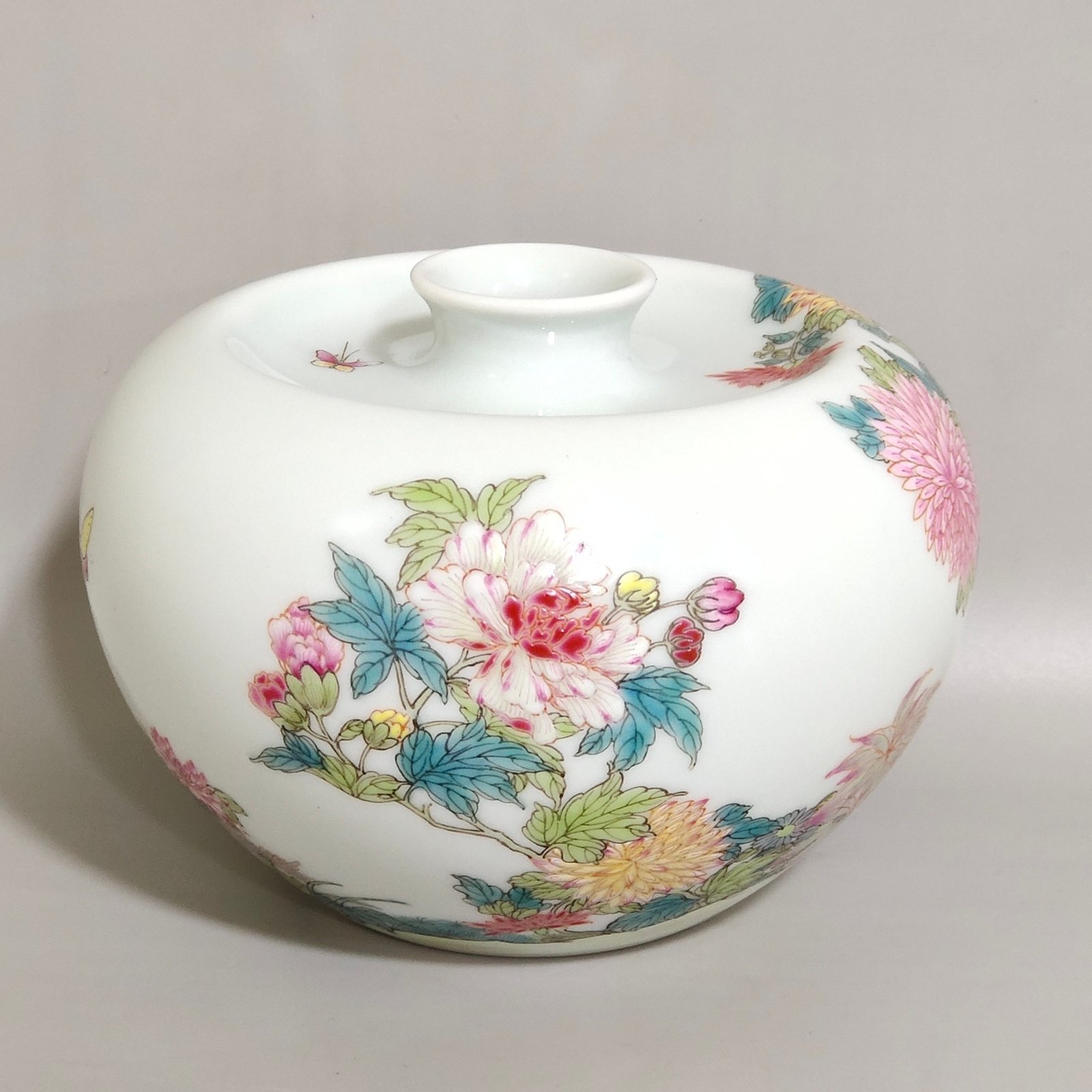 Qing Dynasty Yongzheng butterfly flower and apple statue