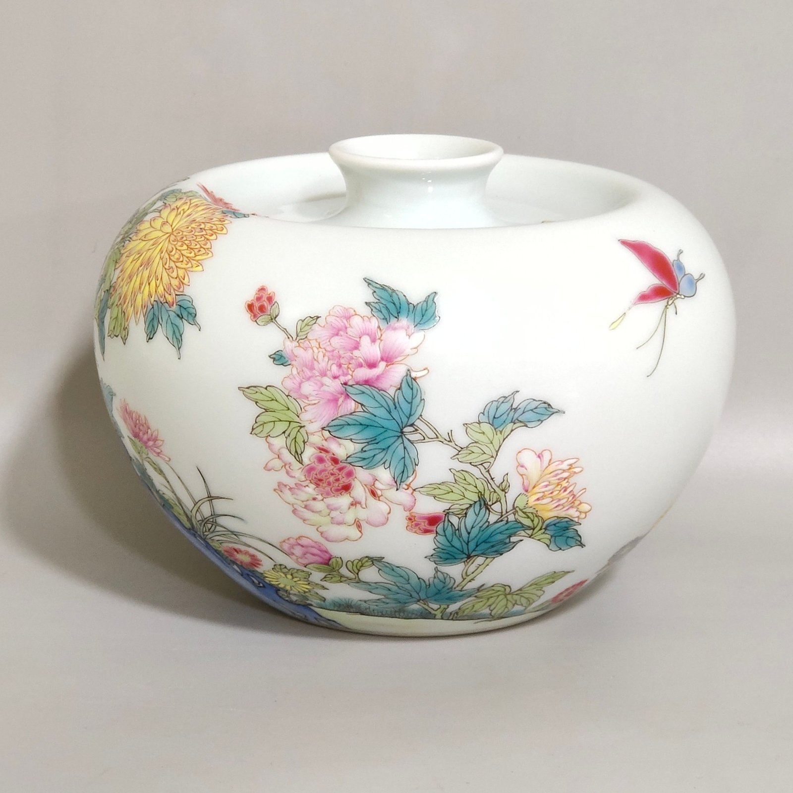 Qing Dynasty Yongzheng butterfly flower and apple statue