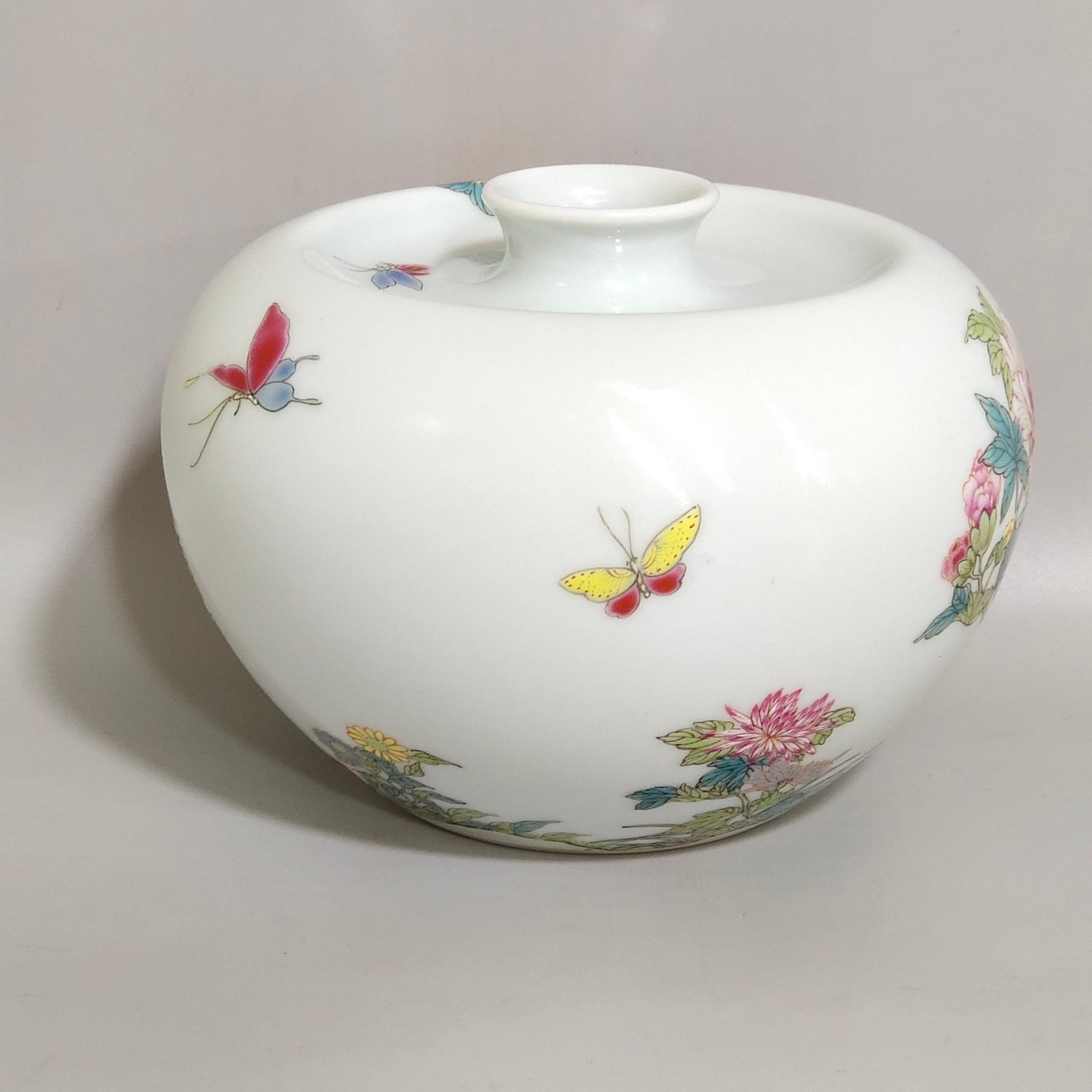 Qing Dynasty Yongzheng butterfly flower and apple statue