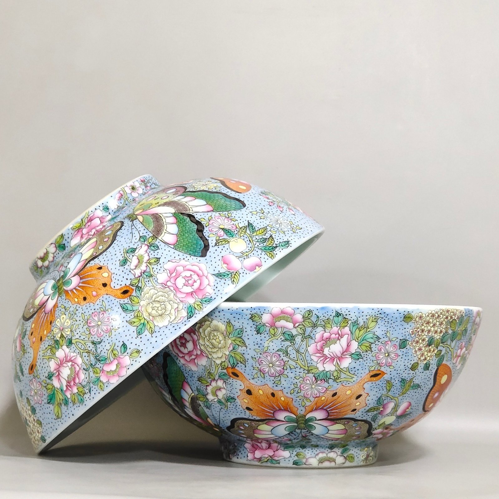Qing Dynasty Yongzheng A large bowl with painted butterflies inside