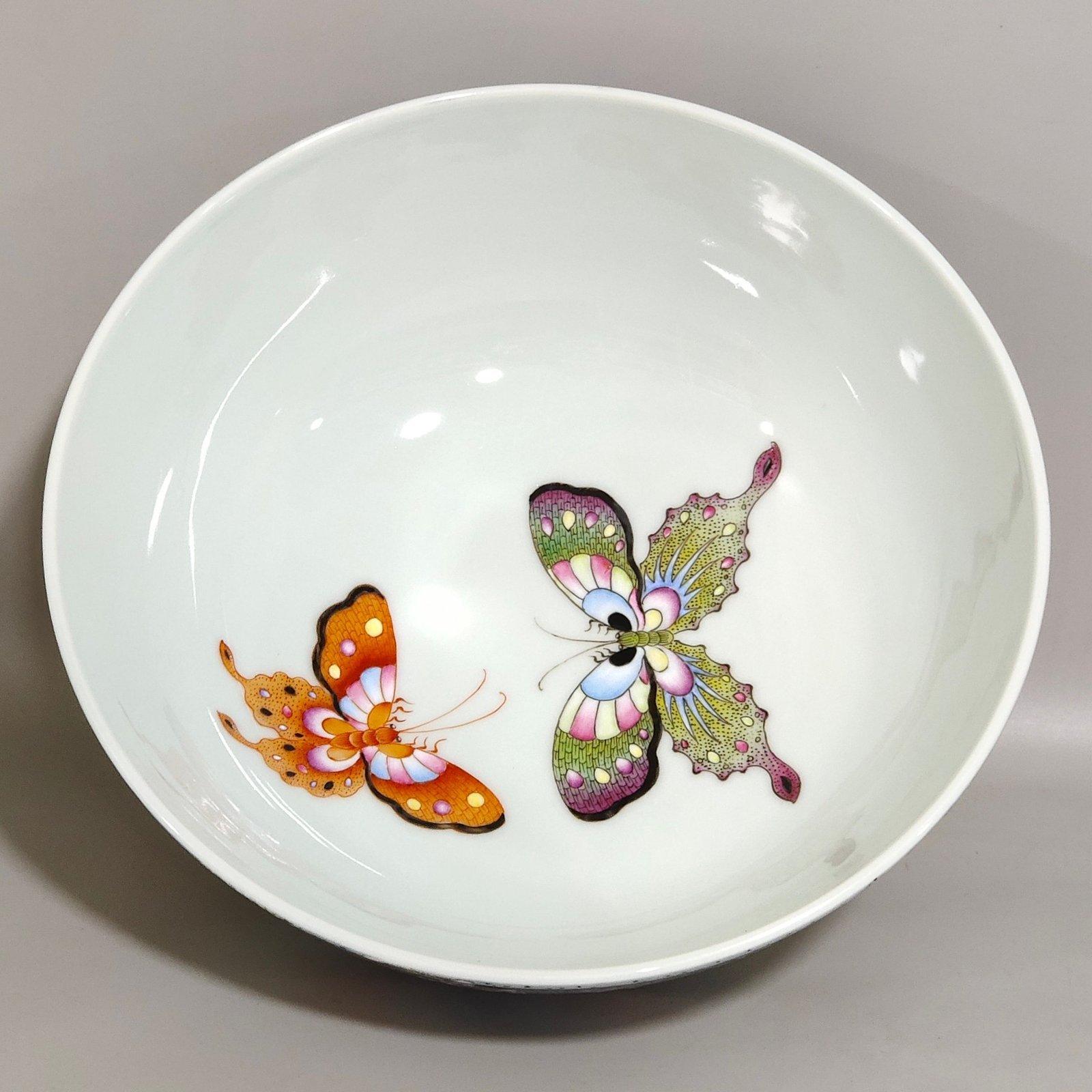 Qing Dynasty Yongzheng A large bowl with painted butterflies inside