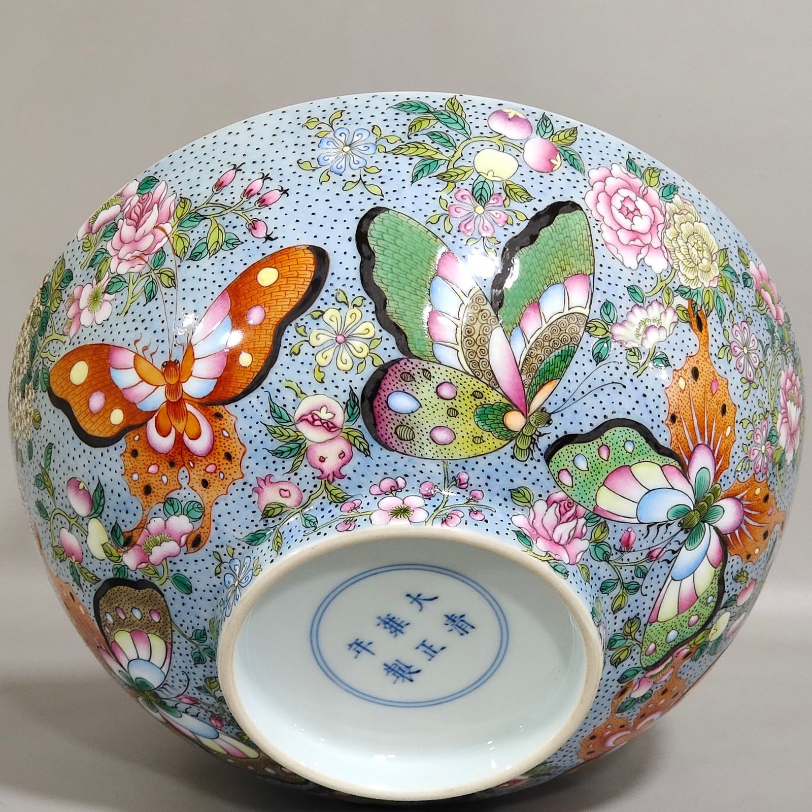 Qing Dynasty Yongzheng A large bowl with painted butterflies inside