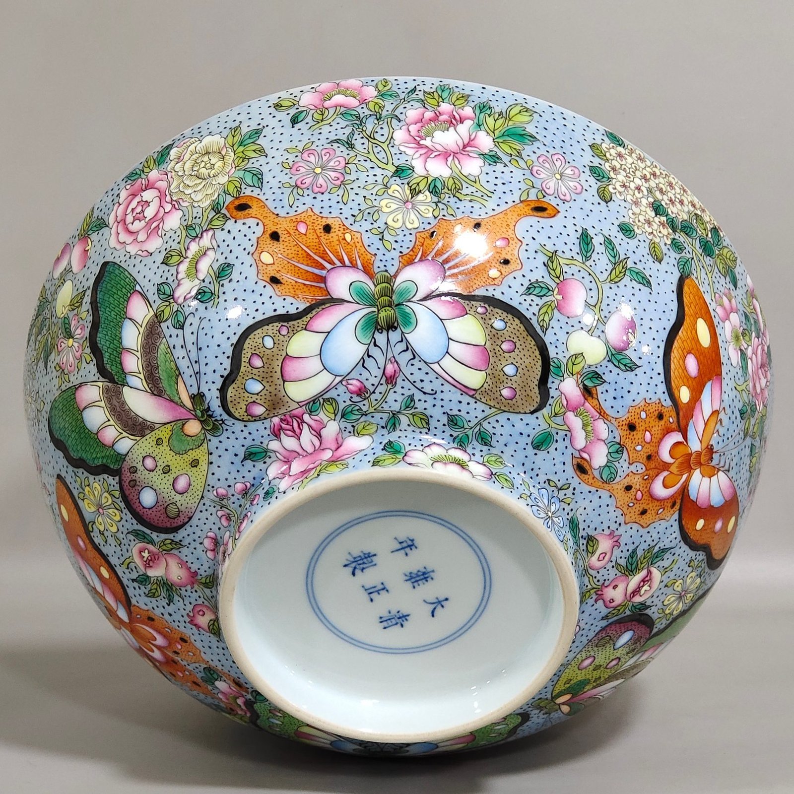 Qing Dynasty Yongzheng A large bowl with painted butterflies inside
